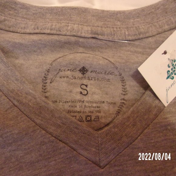 "SOFTBALL MOM" T-SHIRT, NEW with TAG - Picture 3 of 3